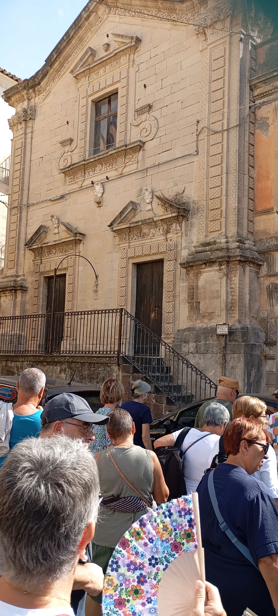 Altare maggiore con crocifisso